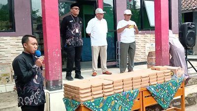 Direktur PT ALP .H.Iwan Setiawan .SE. Membagikan Nasi kotak untuk para Siswa di SDN Karang putih Desa Gunungmasigit
